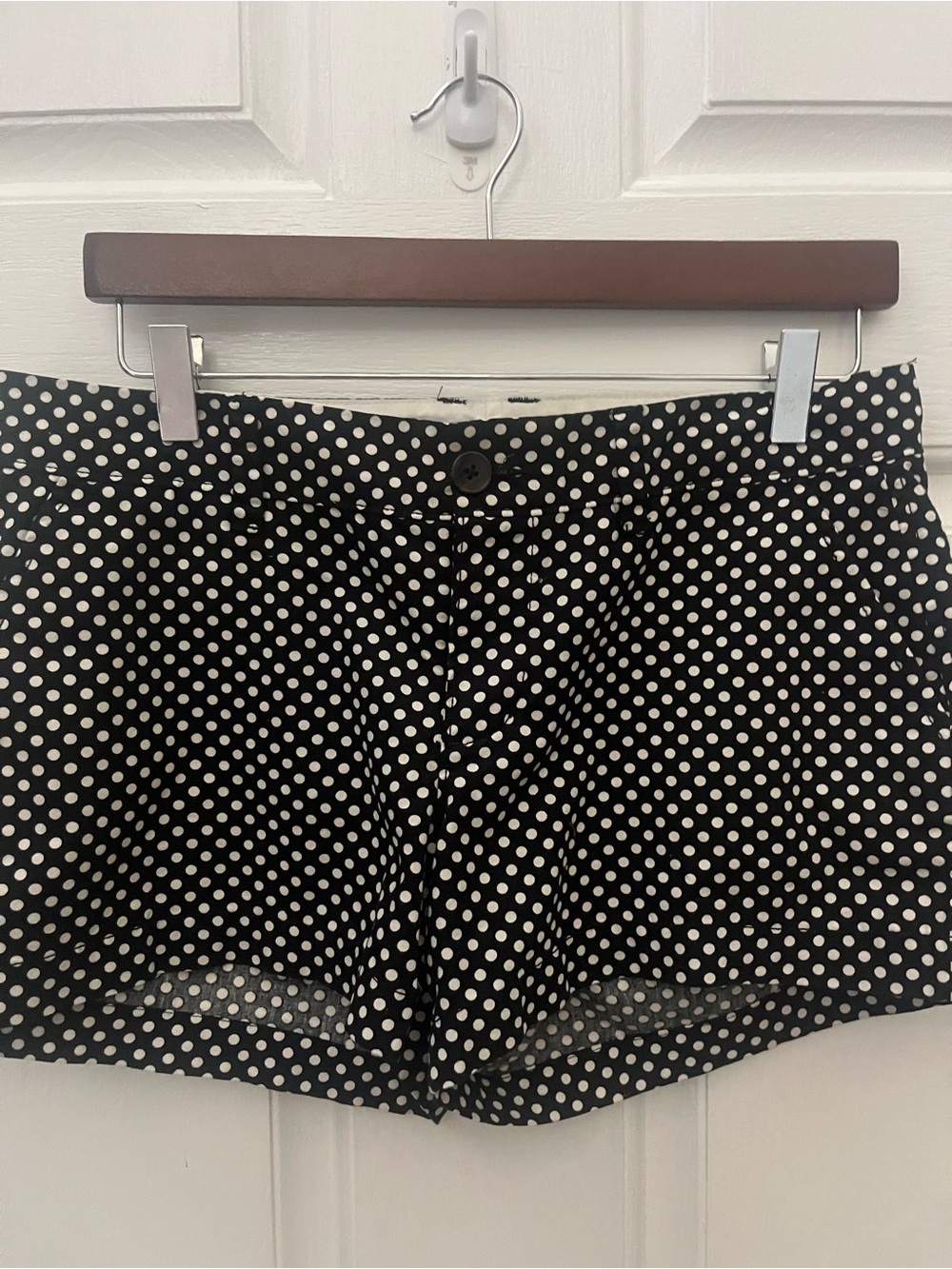 PRE-OWNED OLD NAVY WOMEN'S BLACK & WHITE POLKA DOT SHORTS-SIZE 4